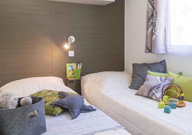Stacaravan Panorama kinderkamer op camping Kostarmoor