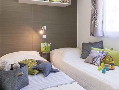 Stacaravan Panorama kinderkamer op camping Kostarmoor