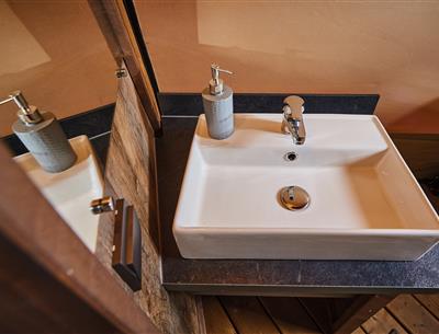 atypische luxe accommodatie camping kost-ar-moor lavabo badkamer