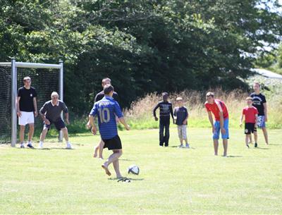 Voetbalwedstrijd op camping Kost Ar Moor in Fouesnant
