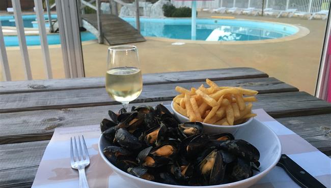Mosselen en friet op camping Kost Ar Moor Fouesnant