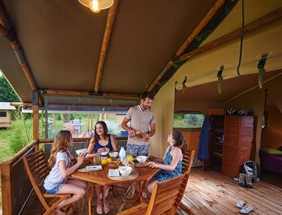  camping kost-ar-moor - terras met safaritenten