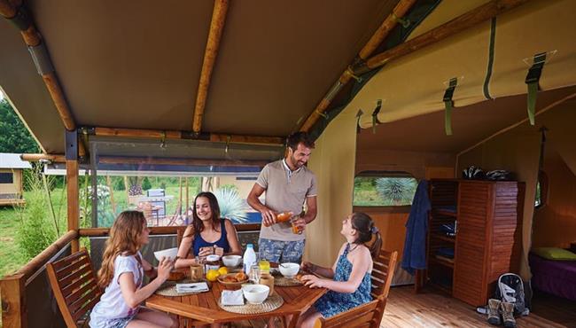  camping kost-ar-moor - terras met safaritenten