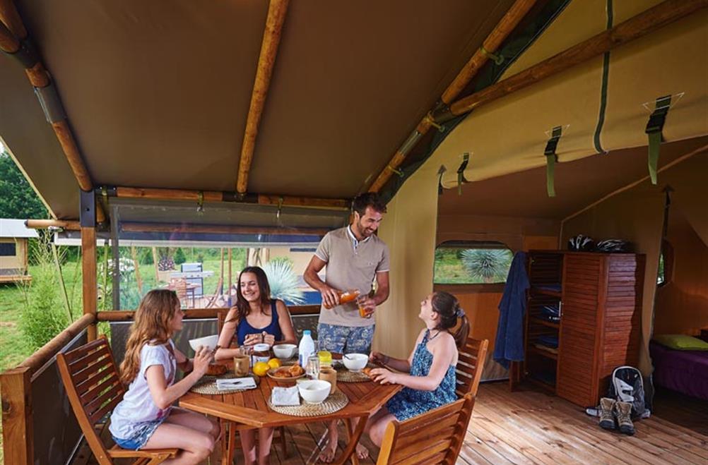  camping kost-ar-moor - terras met safaritenten