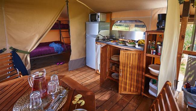 kostarmoor camping - ingerichte keuken verhuur tent