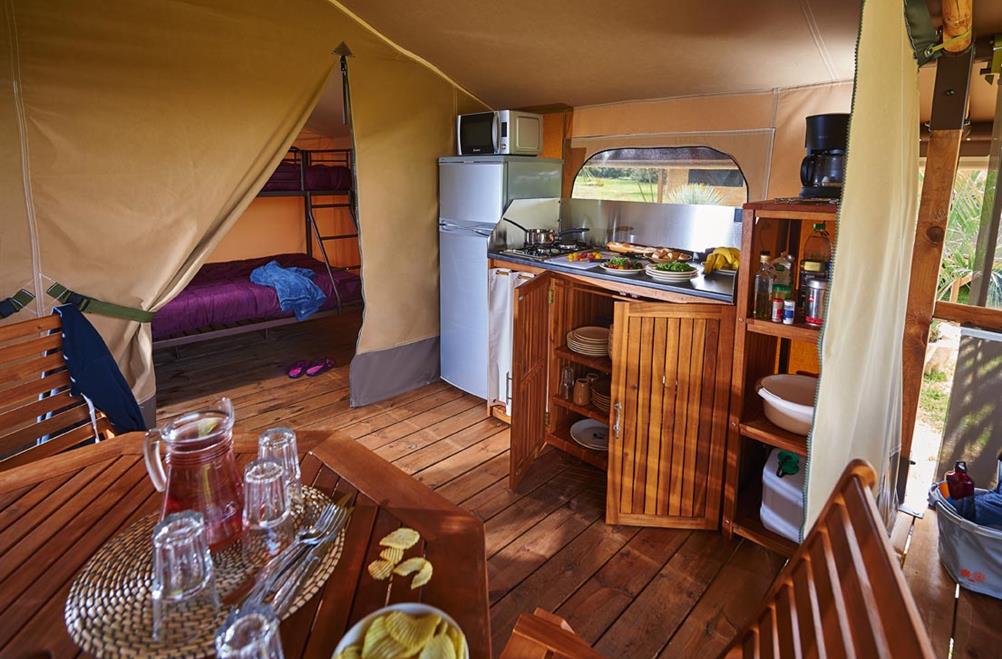 kostarmoor camping - ingerichte keuken verhuur tent