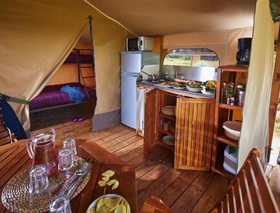 kostarmoor camping - ingerichte keuken verhuur tent
