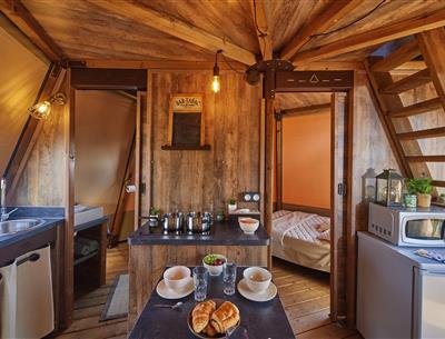 glamping camping kost ar moor hoofdkamer groothoek