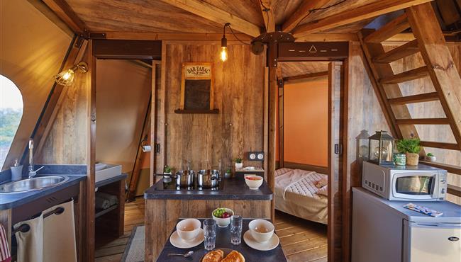 glamping camping kost ar moor hoofdkamer groothoek