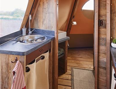 atypische accommodatie fouesnant zuid-bretagne spoelbak keuken