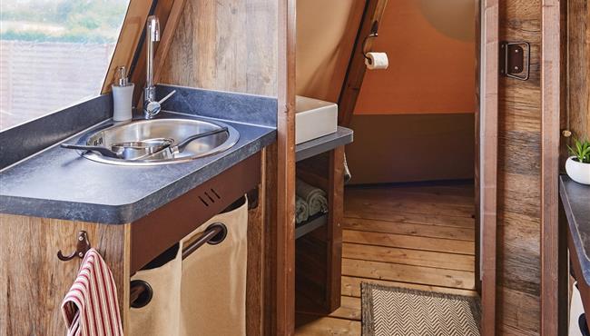 atypische accommodatie fouesnant zuid-bretagne spoelbak keuken