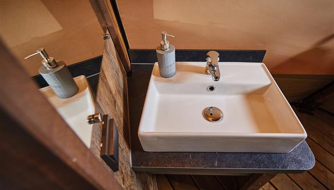 atypische luxe accommodatie camping kost-ar-moor lavabo badkamer