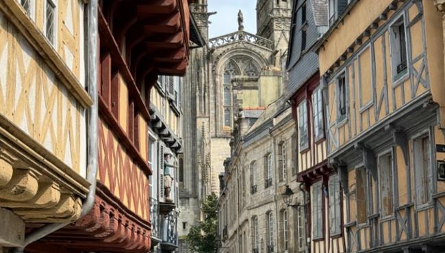 Steegje van Quimper met zijn kathedraal