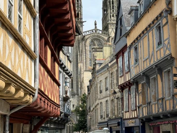 Steegje van Quimper met zijn kathedraal