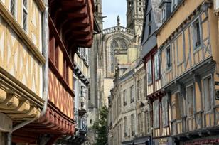 Steegje van Quimper met zijn kathedraal - Camping Kost Ar Moor - Fouesnant