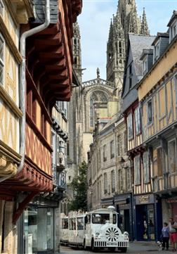 Steegje van Quimper met zijn kathedraal - Camping Kost Ar Moor - Fouesnant